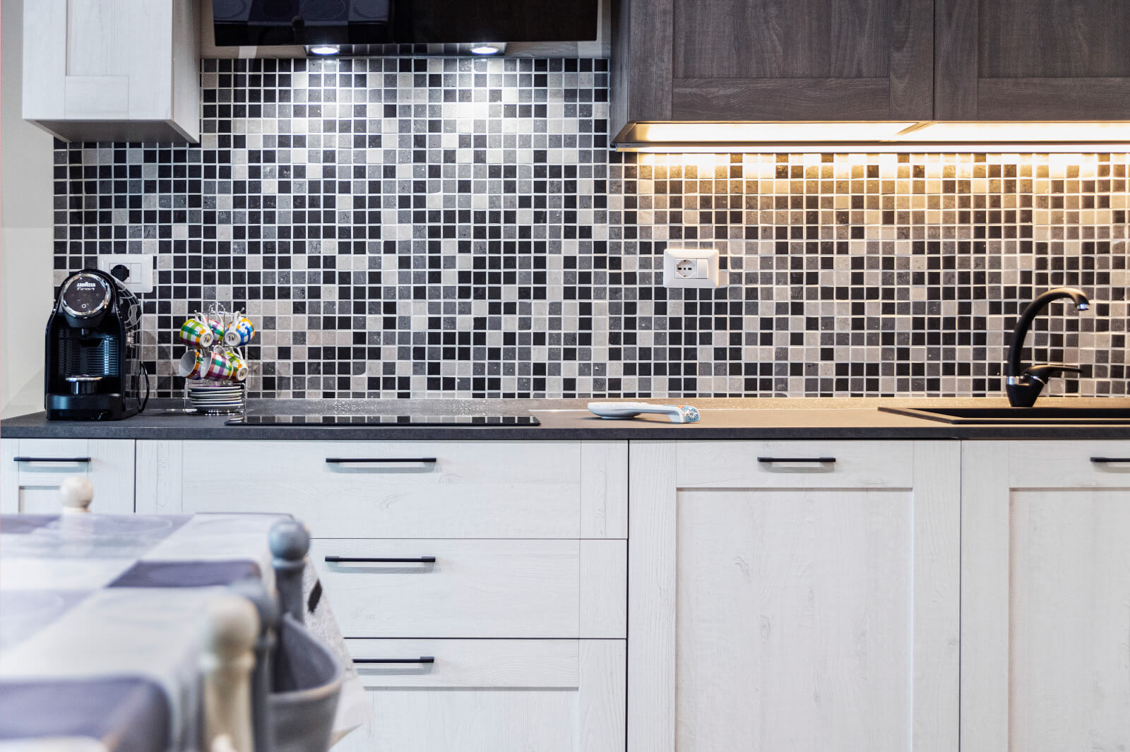 Rivestimento paraschizzi in grés effetto mosaico