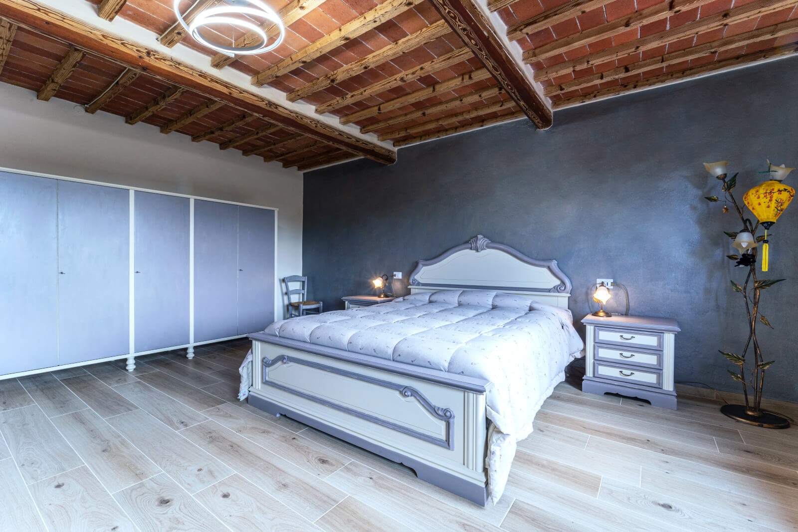 ristrutturazione moderna con letto dai toni chiari