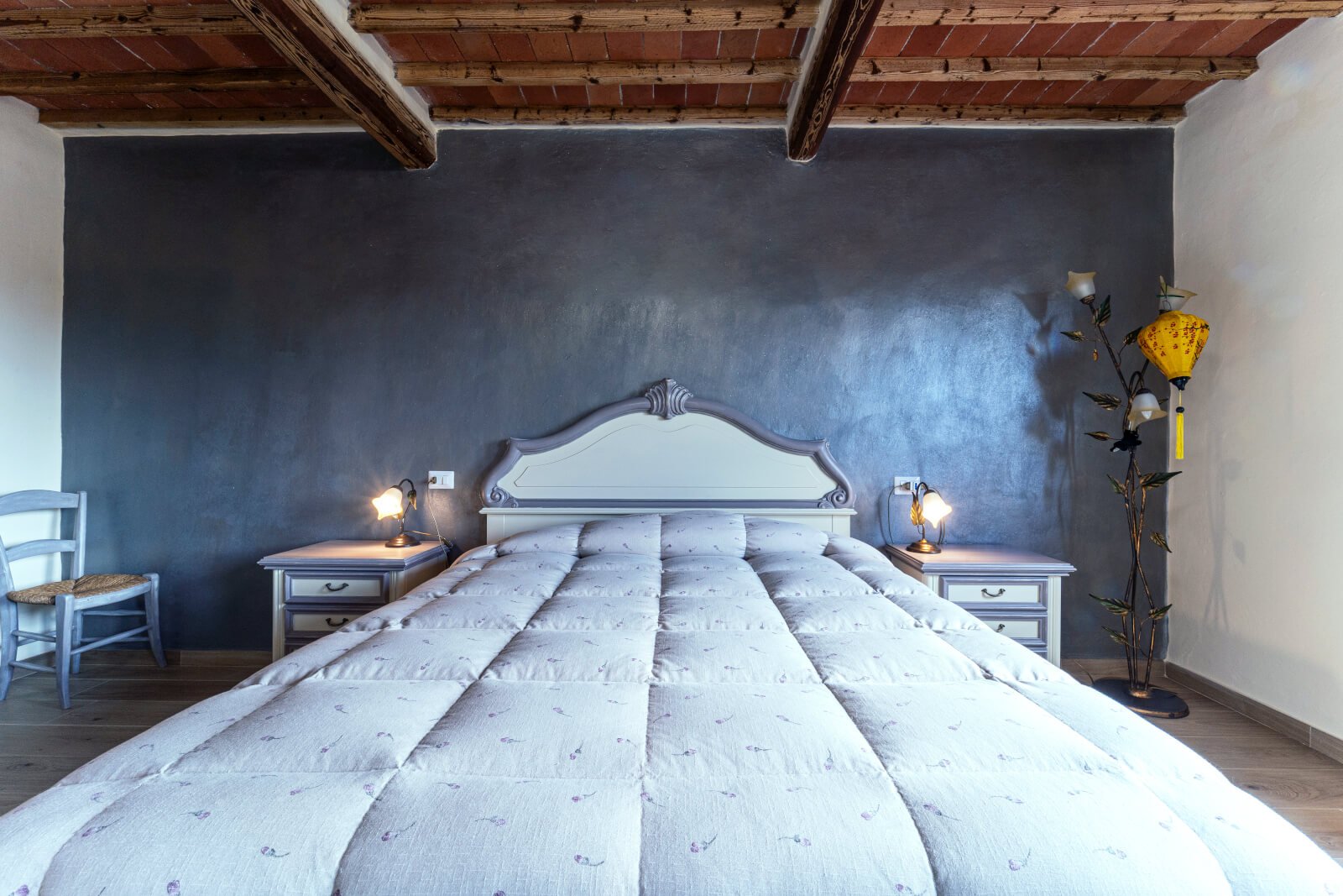 Letto in stile moderno dall'arredamento vintage riverniciato