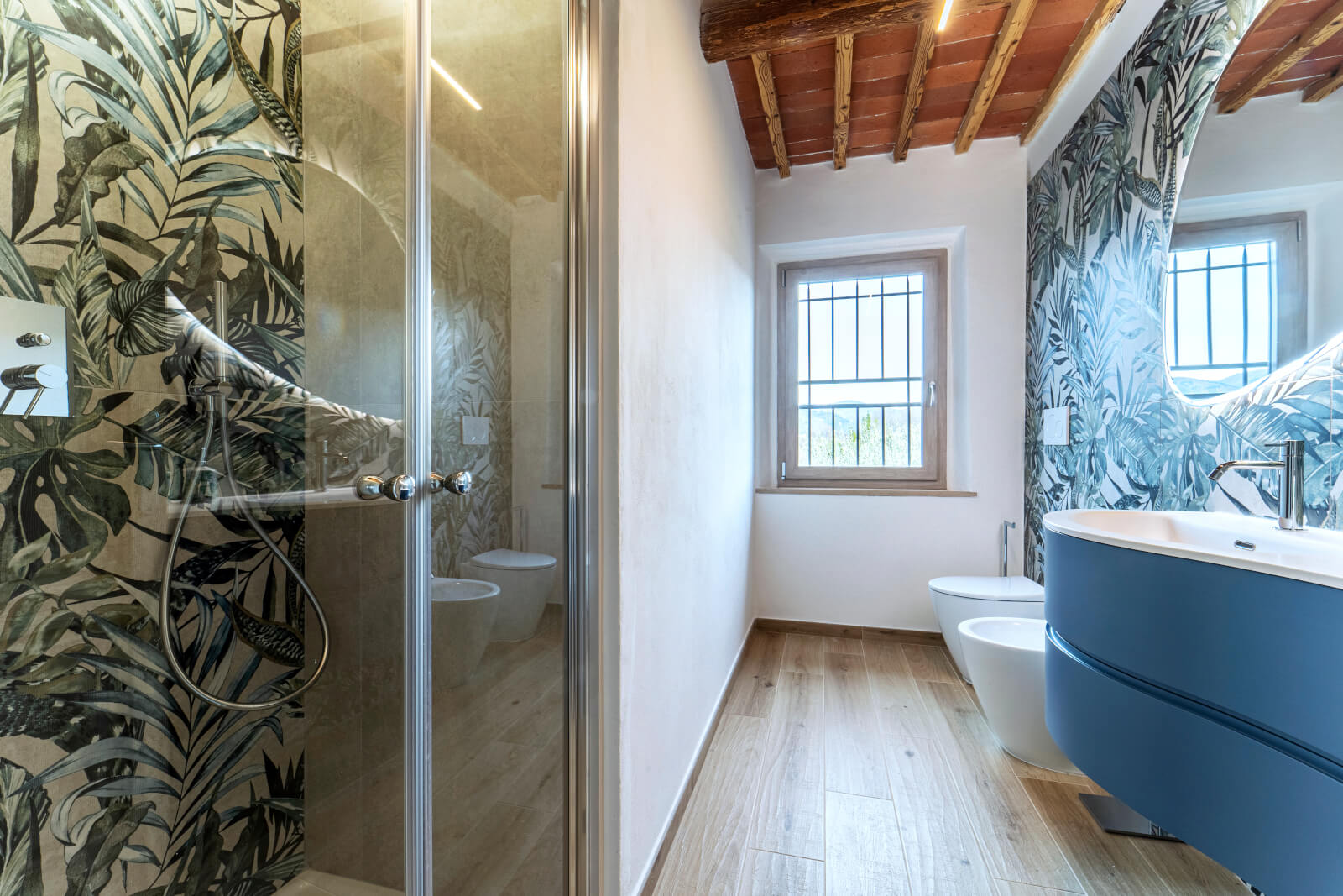 bagno moderno con rivestimento in gres stile botanico