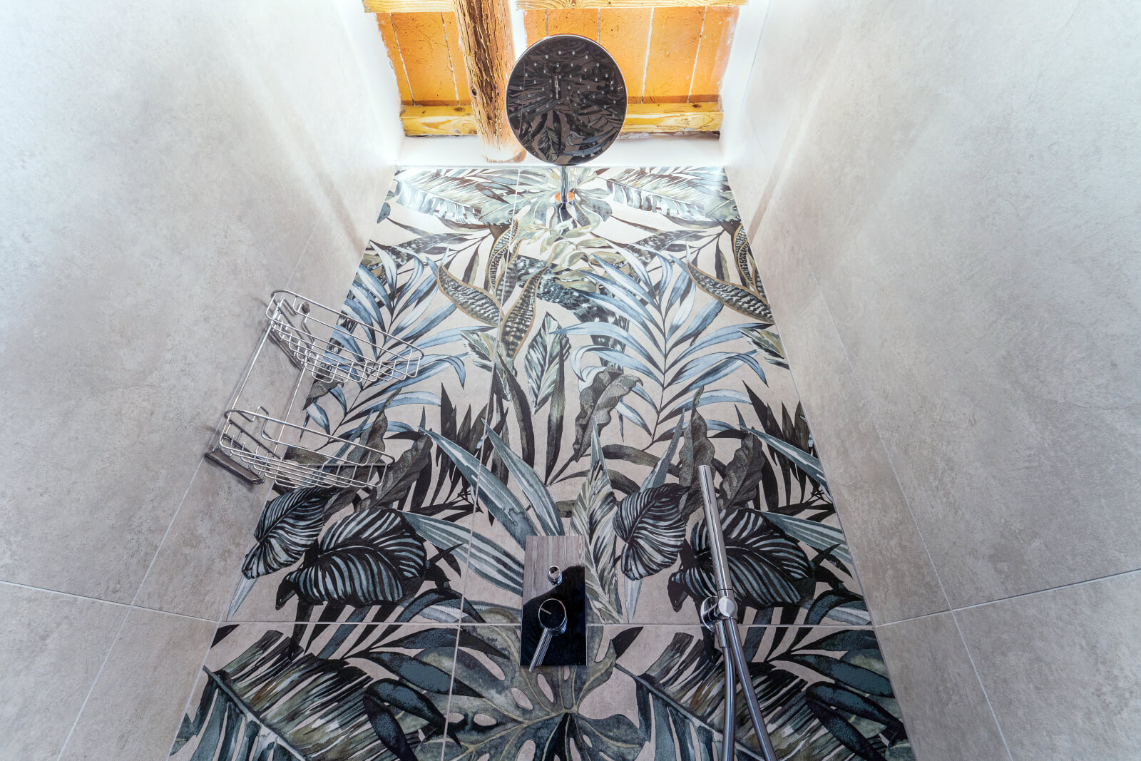 doccia con rivestimento in gres stile botanico