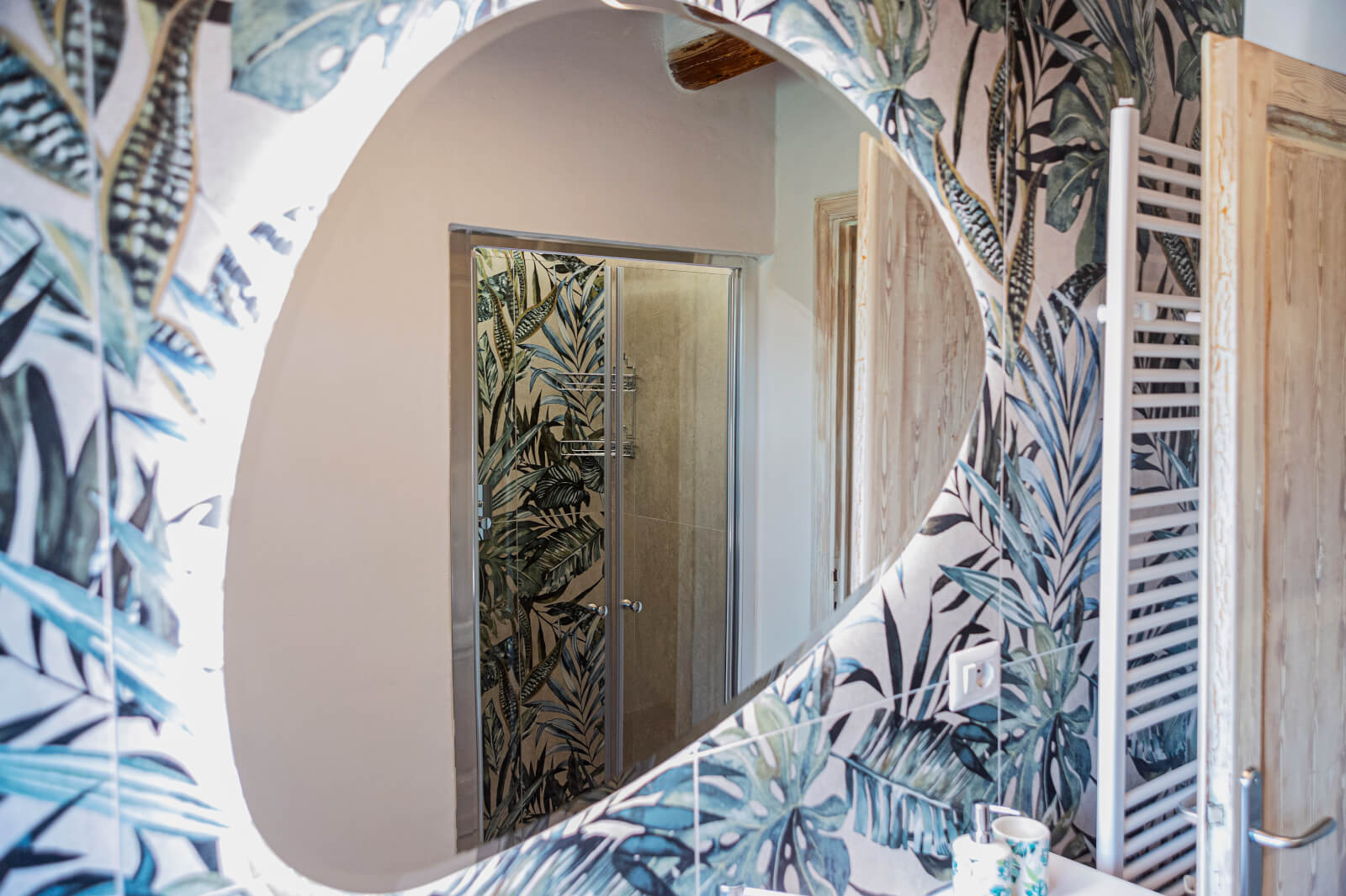 rivestimento stile botanico per le pareti del bagno