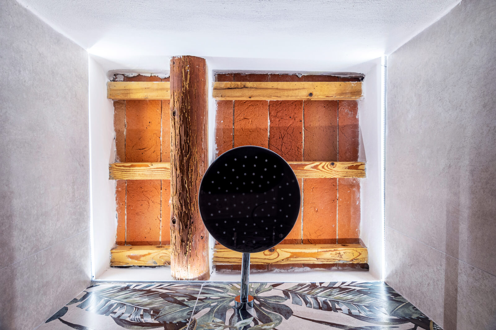 stile moderno per la doccia con soffione al soffitto