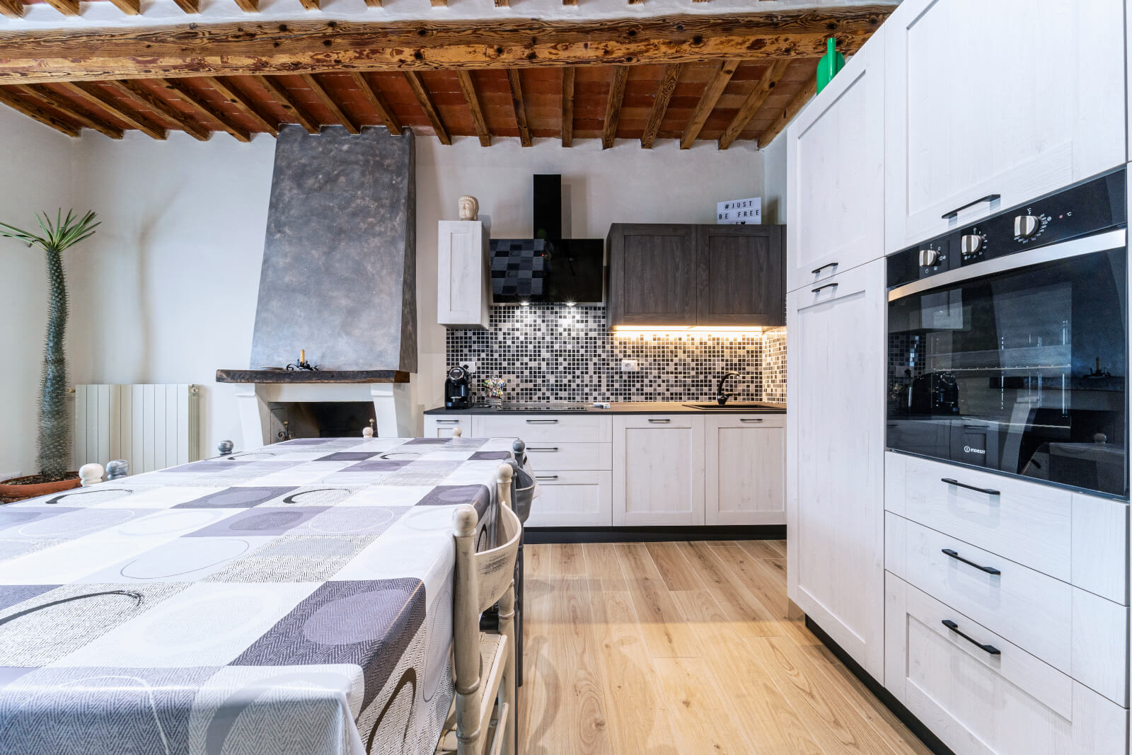 cucina moderna con camino dai toni chiari e scuri