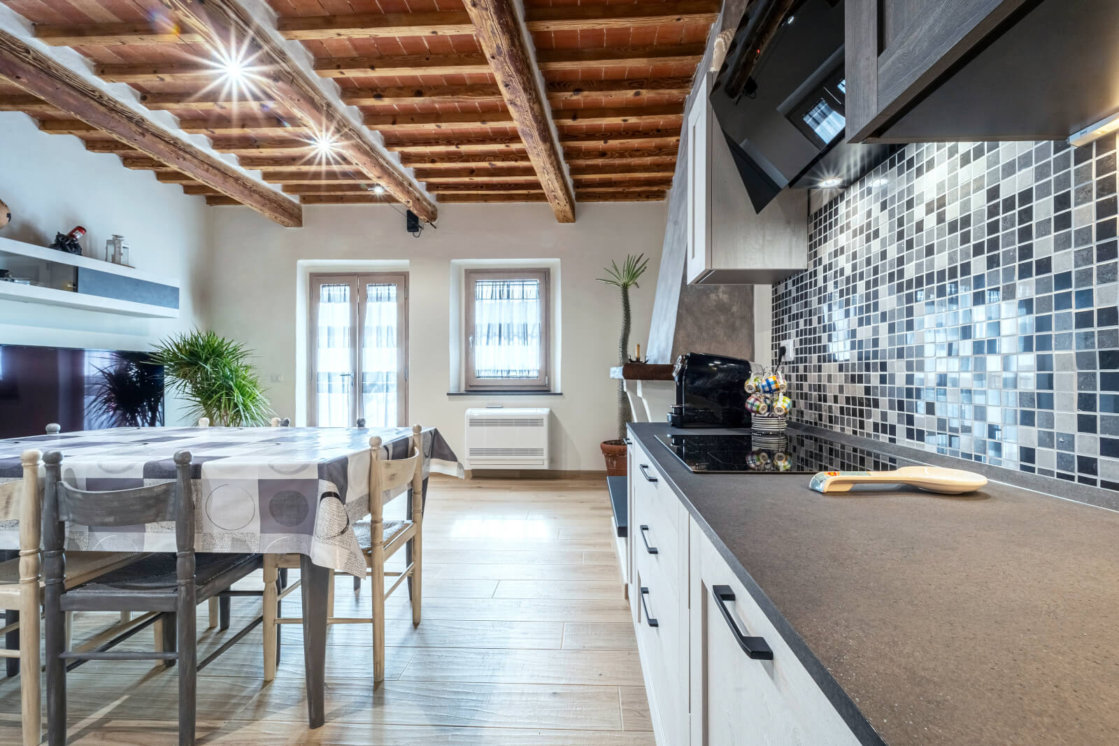 cucina moderna dai toni chiari