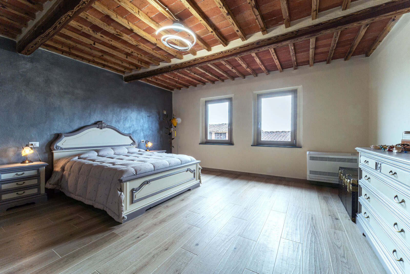 Letto in stile moderno con pavimento in gres effetto legno
