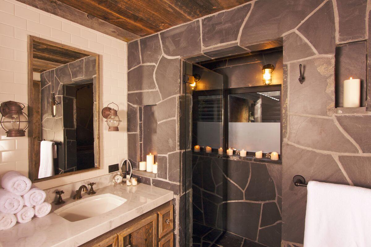 Tendenze bagno 2023 bagno stile classico con rivestimento in pietra
