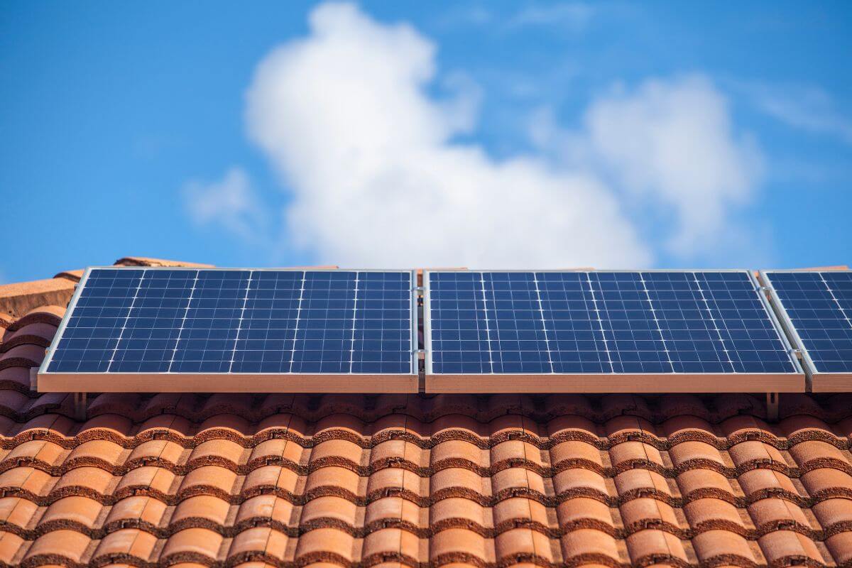 Ecosostenibilità? Ecco come realizzare una casa green! | Facile Ristrutturare Casa green ecosostenibile pannelli solari su tegole