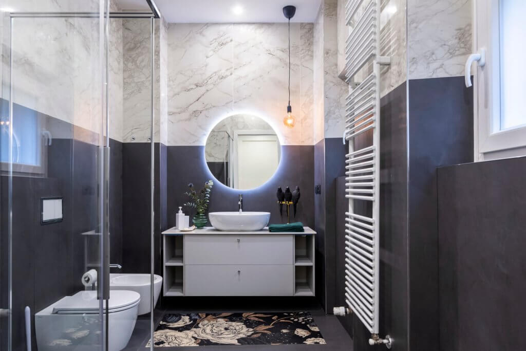 bagno balck and white