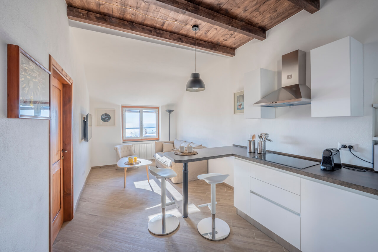 cucina moderna con travi in legno