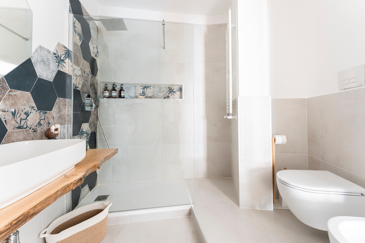 bagno con cementine e sanitari di design