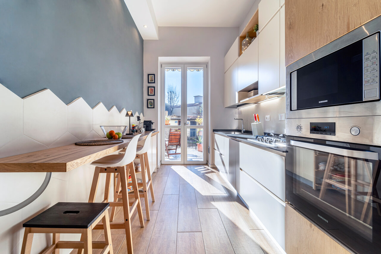 cucina moderna con bancone in legno