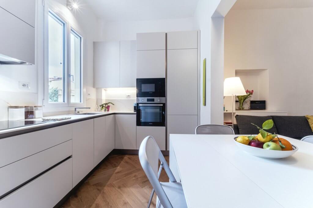Cucina con pavimentazione in parquet a spina italiana