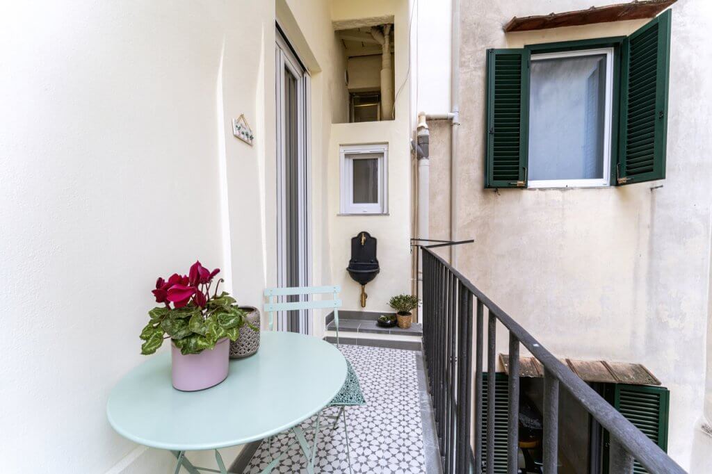 Balconcino con pavimento in gres fantasia geometrica