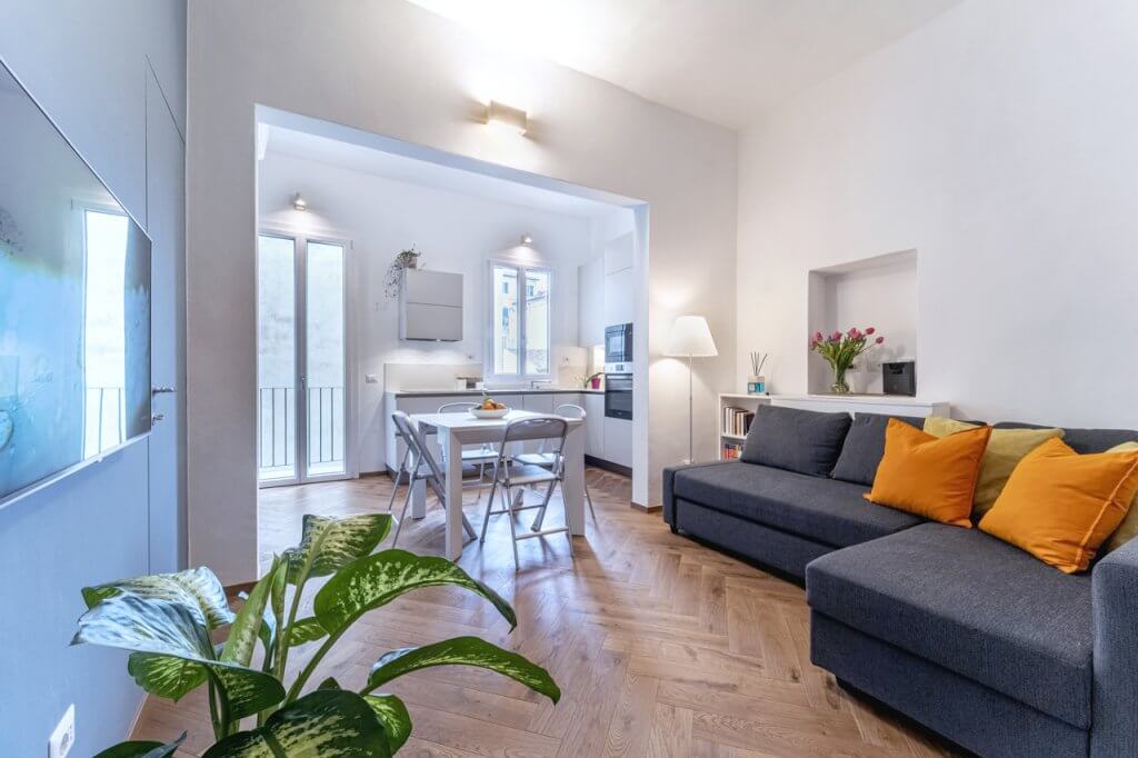 Open space con pavimentazione in parquet a spina italiana