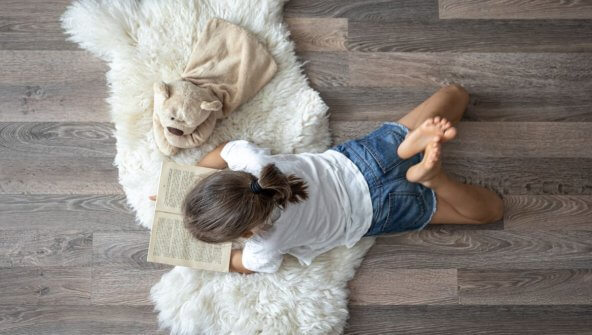 Riscaldamento a pavimento bambina legge libro