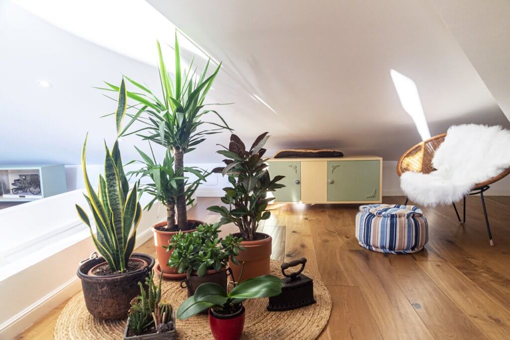 stanza nel sottotetto con parquet