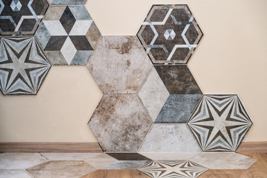 Cementine che rivestono il pavimento e il muro della cucina