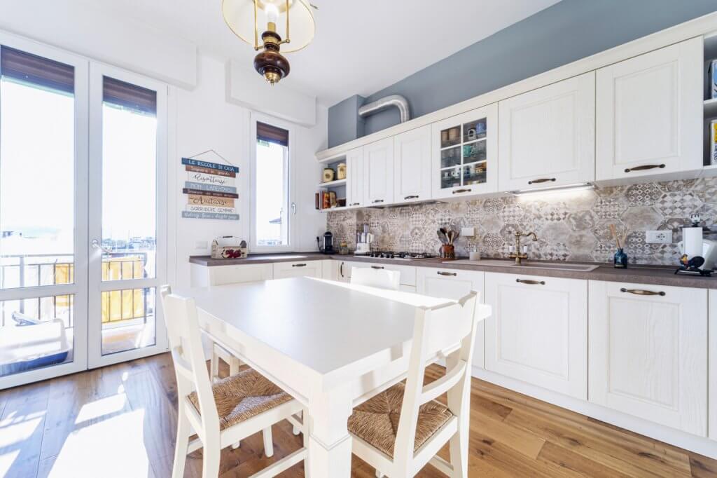 cucina arredata tavolo bianco