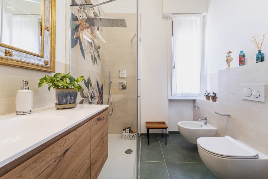 bagno con rivestimento floreale