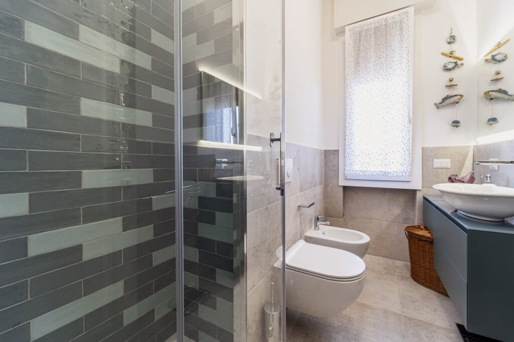 bagno con pavimento in gres