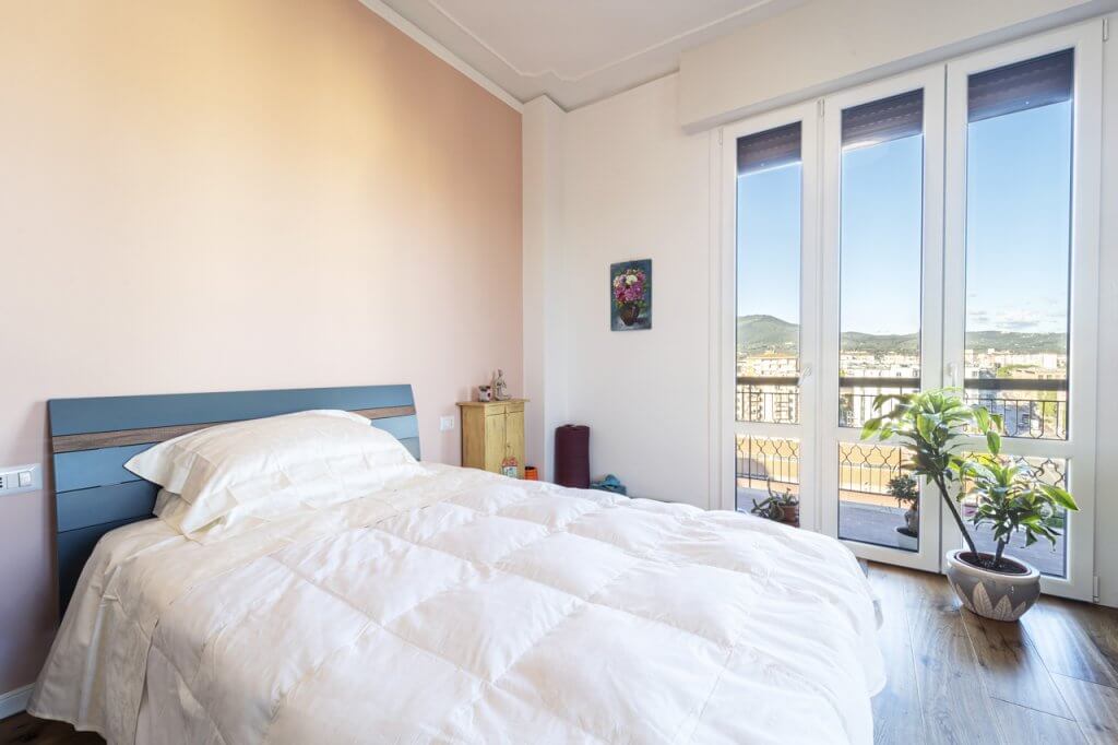 camera da letto con pareti bicolori