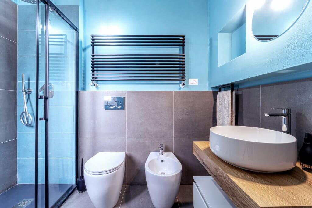 Bagno con pareti a due colori