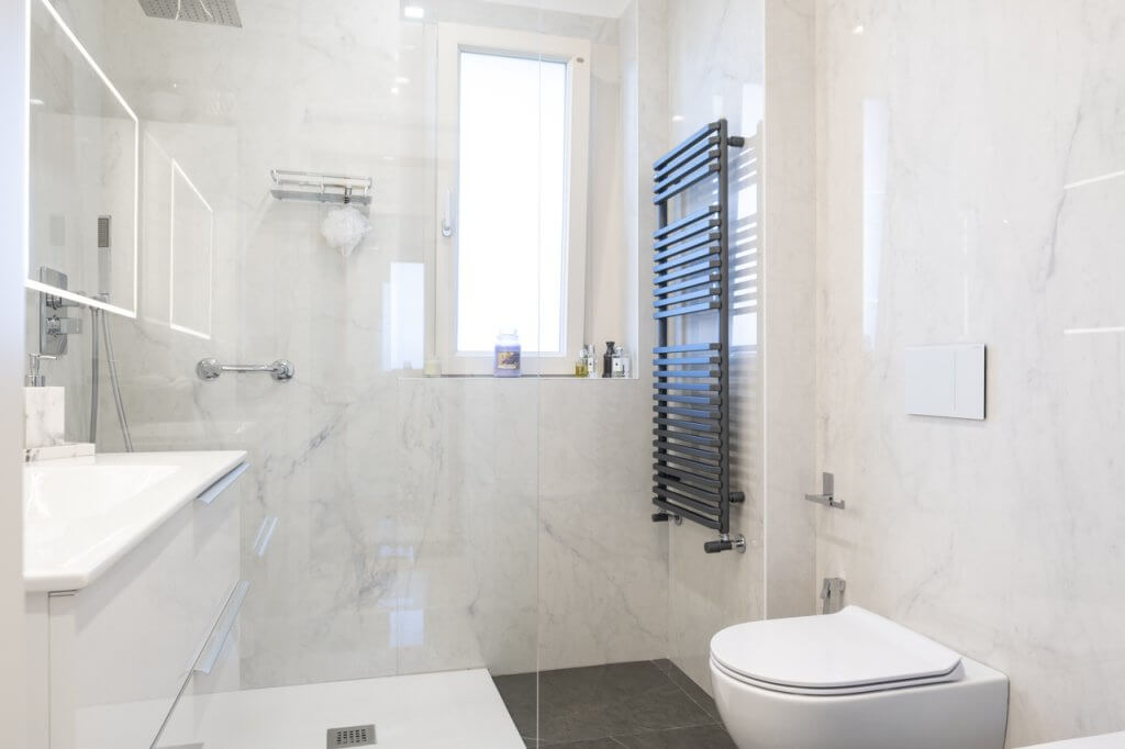 bagno con pavimento in gres