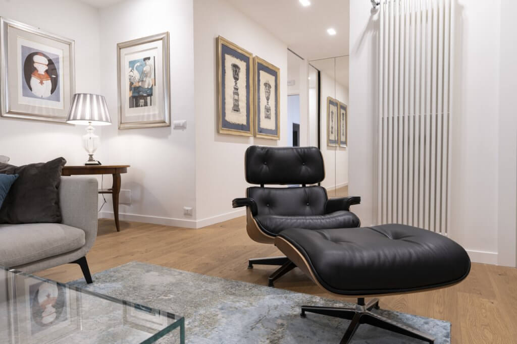 Ristrutturazione Lecce, poltrona “Lounge Chair & ottoman di Vitra”