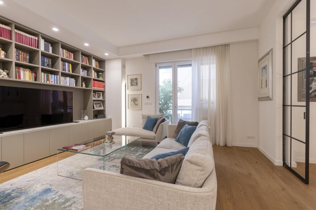 Ristrutturazione Lecce, open space con divani area relax