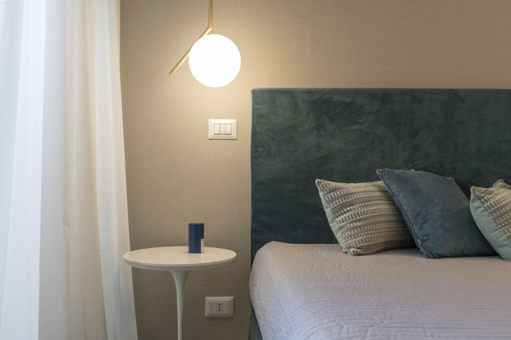 Ristrutturazione Lecce, camera da letto con lampada a sospensione
