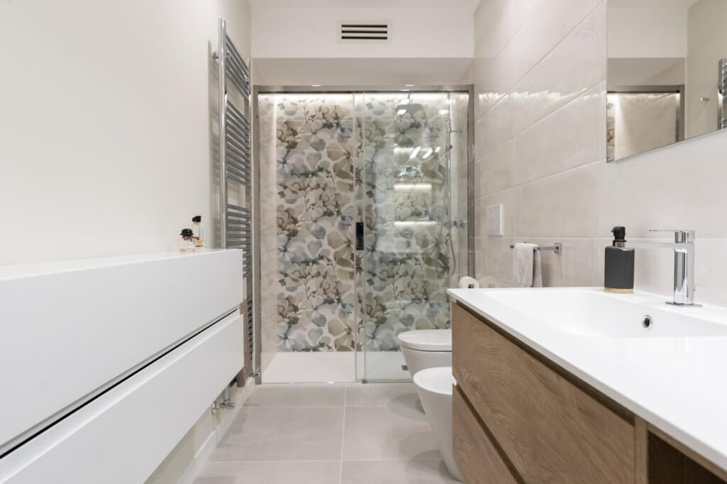 Ristrutturazione Lecce, Doccia con decori floreali