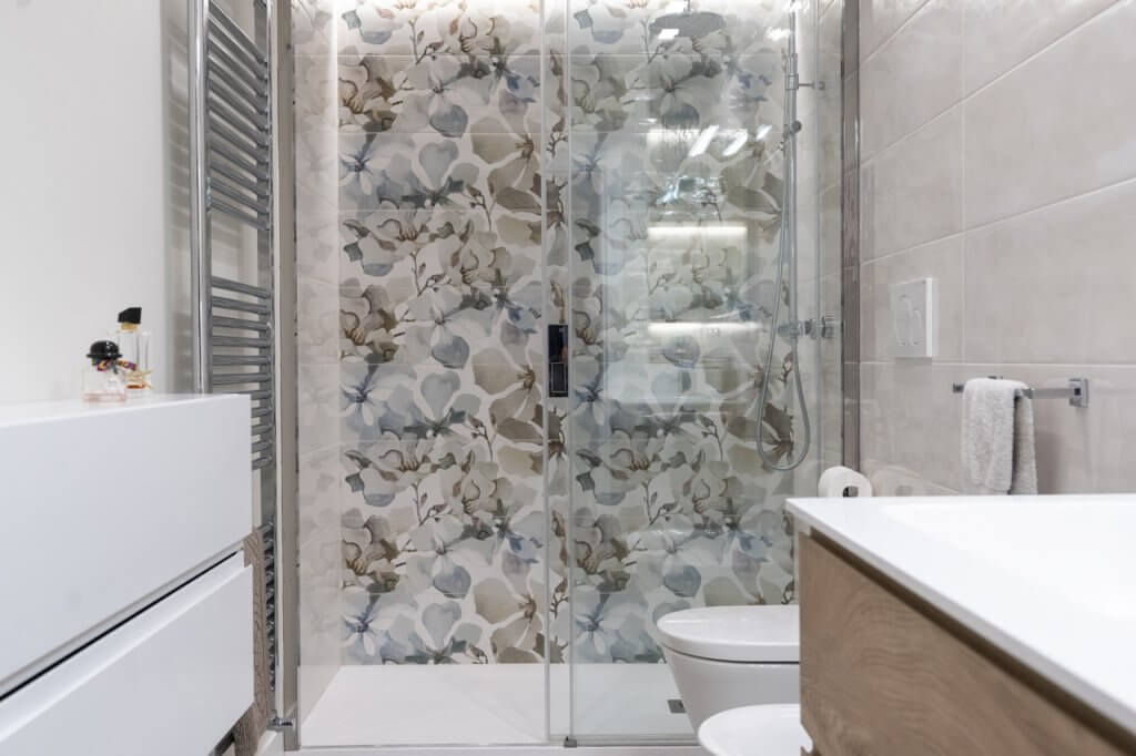 Ristrutturazione Lecce, doccia con decori floreali