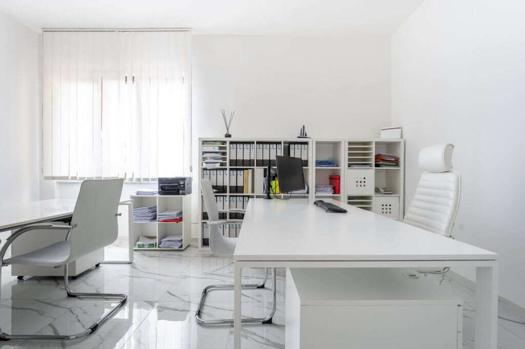 Componenti d'arredo per ufficio di colore bianco