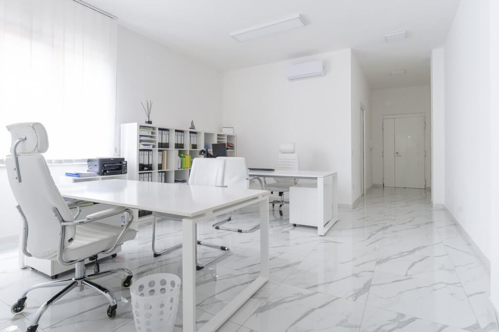 Ufficio con pavimento porcellanato e arredamento di colore bianco