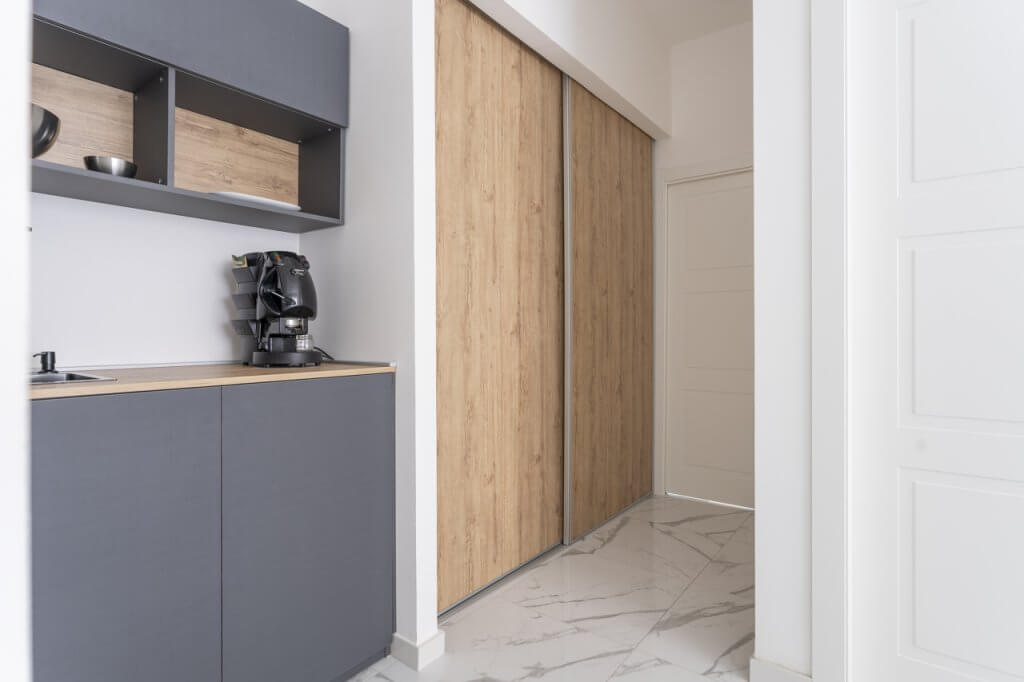 angolo cucina e porta scorrevole in legno