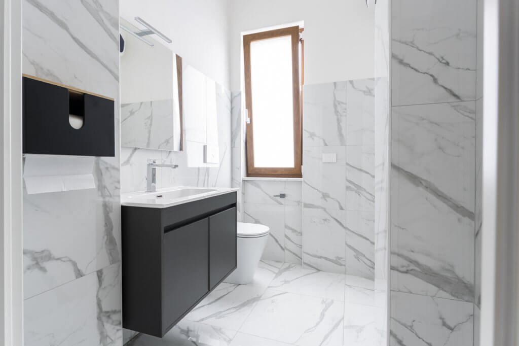 bagno con sanitari moderni