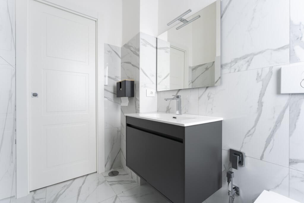 bagno porcellanato effetto marmo
