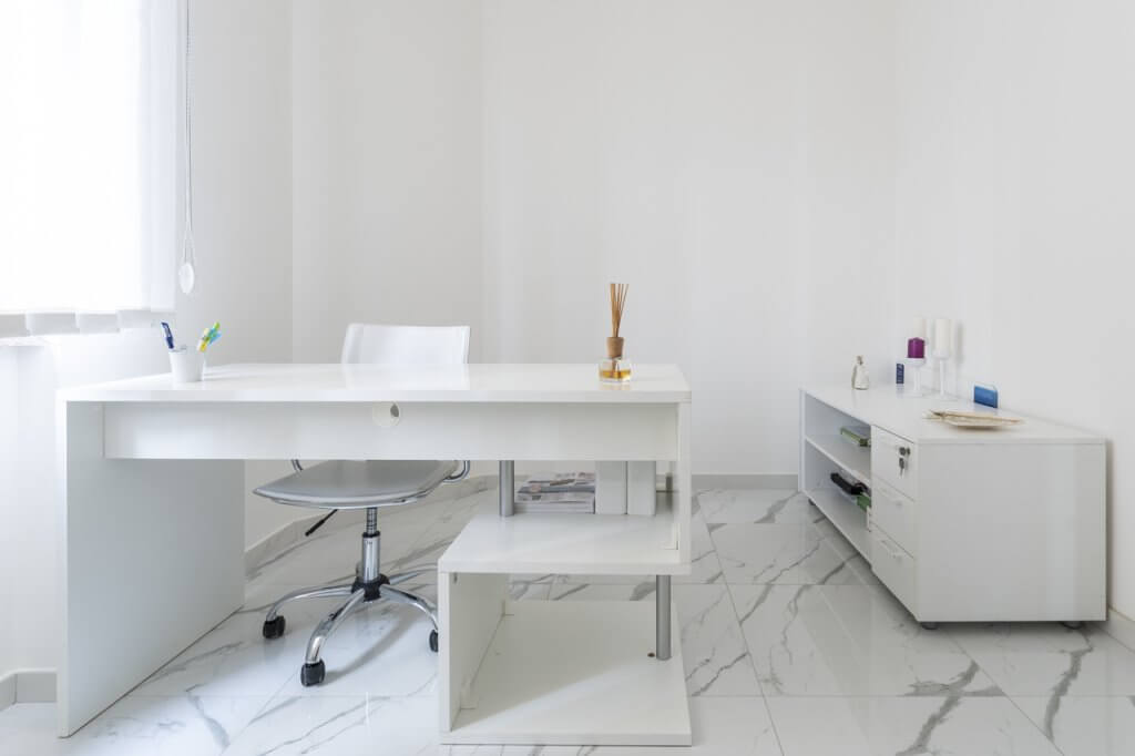 Scrivania d'ufficio in bianco