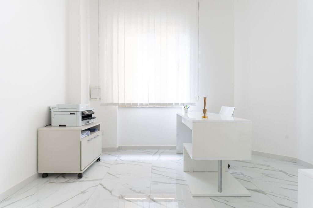 scrivania d'ufficio di colore bianco