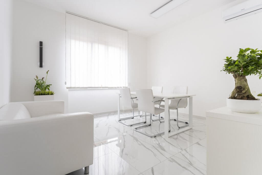 tavolo e sedie d'ufficio di colore bianco