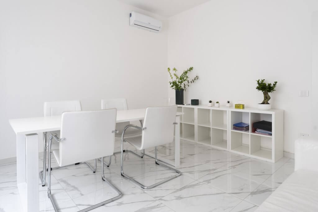 tavolo e libreria a cubi di colore bianco