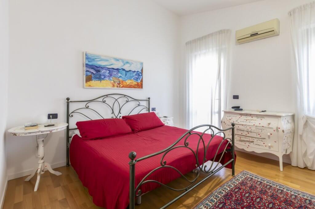 letto con spalliera in ferro