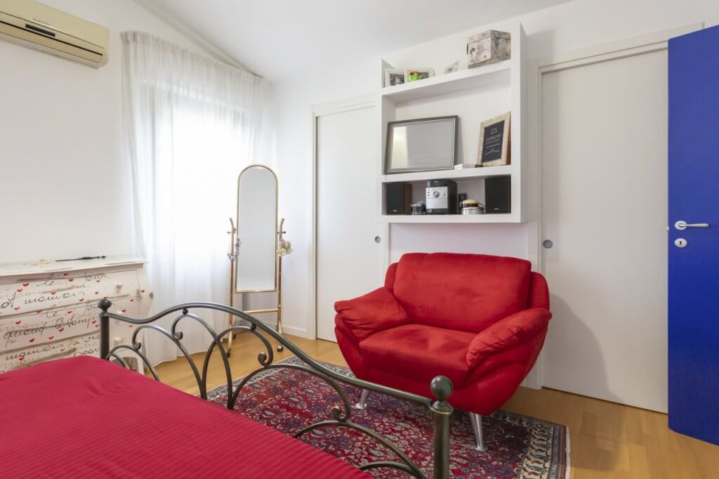 poltrona in velluto rosso