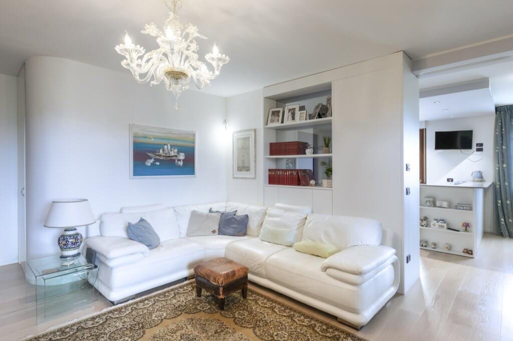zona living con divano ad angolo bianco