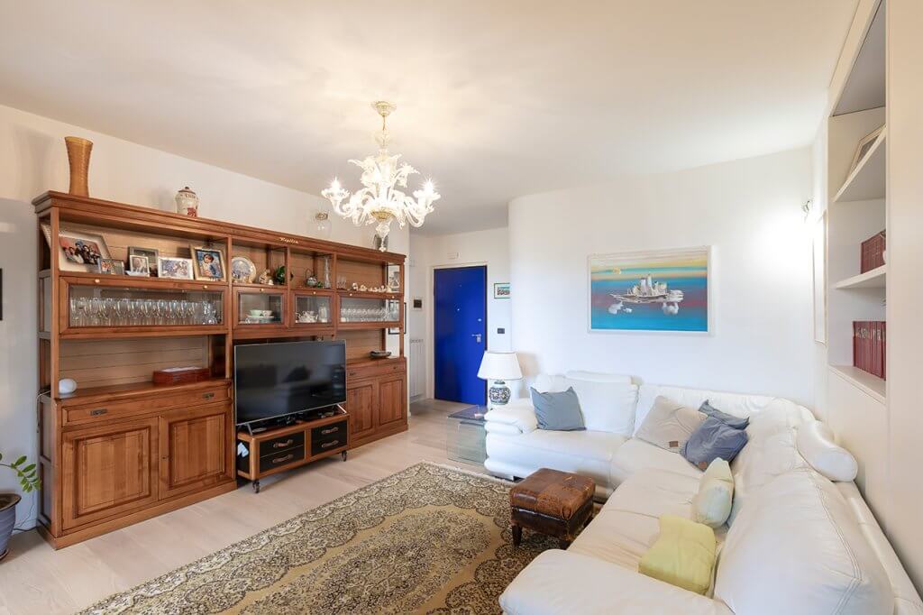 zona living soggiorno con tappeto e credenza