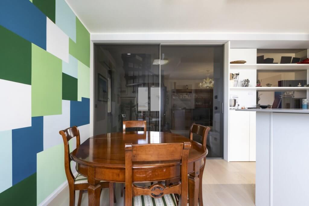 cucina con parete dalle fantasie geometriche