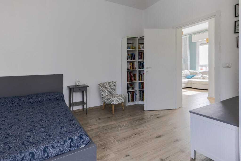 camera da letto con pavimento in gres porcellanato