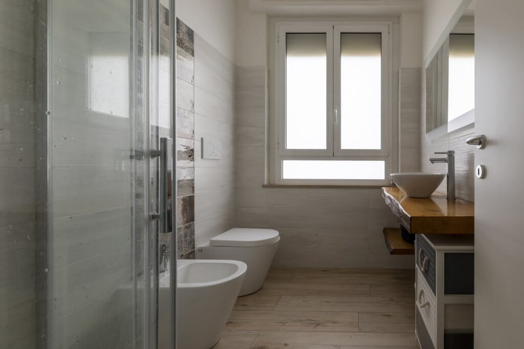 top in legno e lavabo a ciotola
