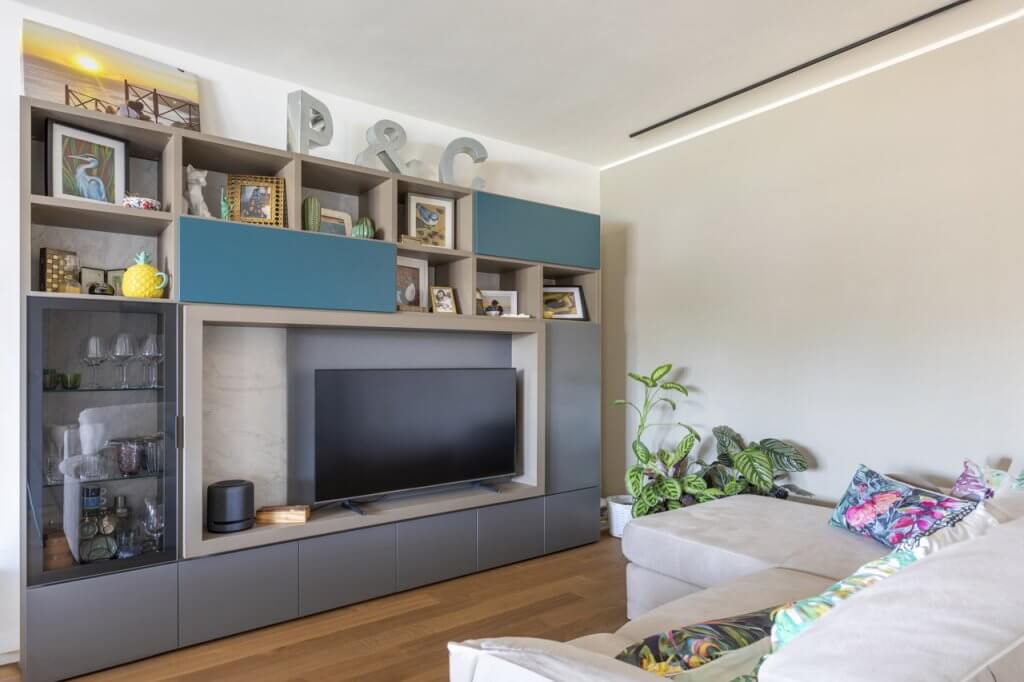 Zona living con parete attrezzata